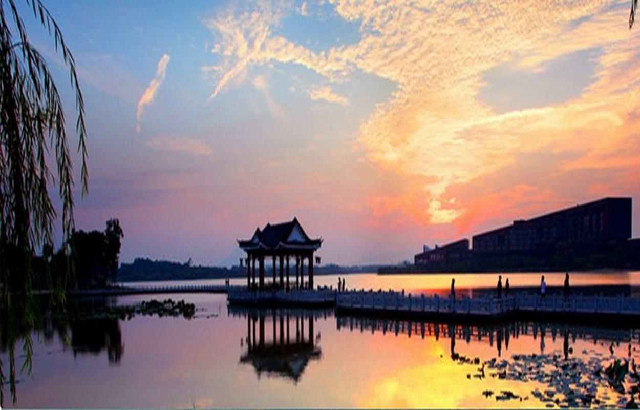 东莞市松山湖景区的自然景观有何特点?