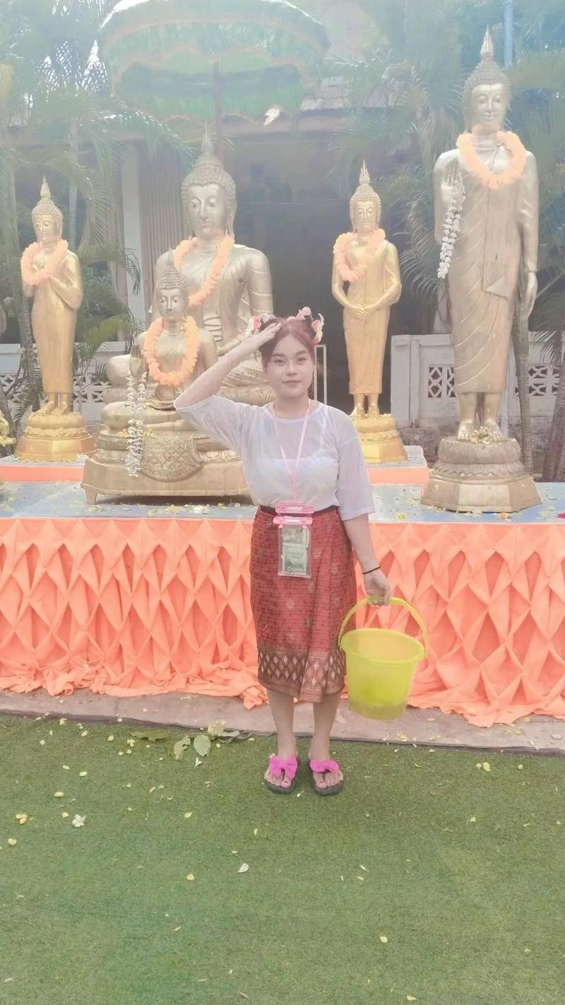 老挝旅游,遇到漂亮温柔的卖东西姑娘要主动,导游:错过了就后悔