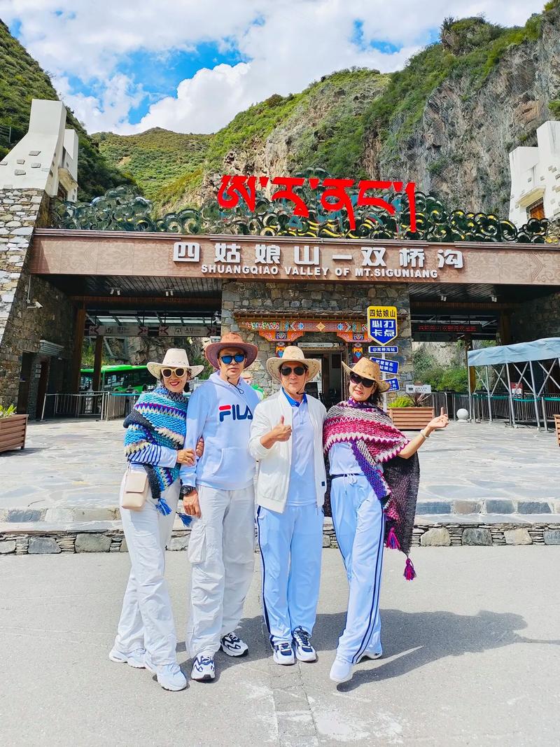 一月底二月初从自贡自驾到四姑娘山路好走吗?两驱车搞得定吗
